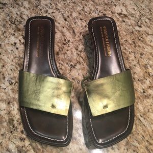Donald J Pliner metallic grn leather plat. sandals